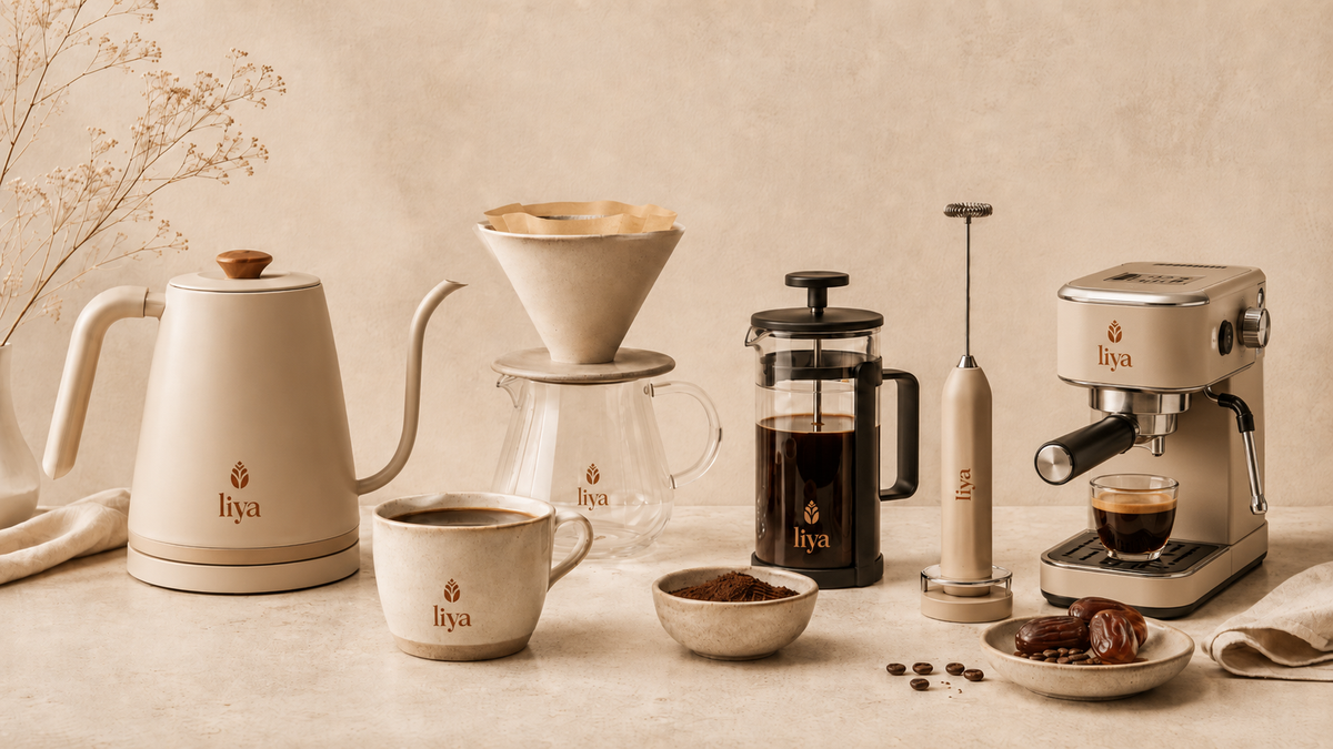 Zubehoer-Flatlay fuer die Zubereitung von Liya Dattelkernkaffee
